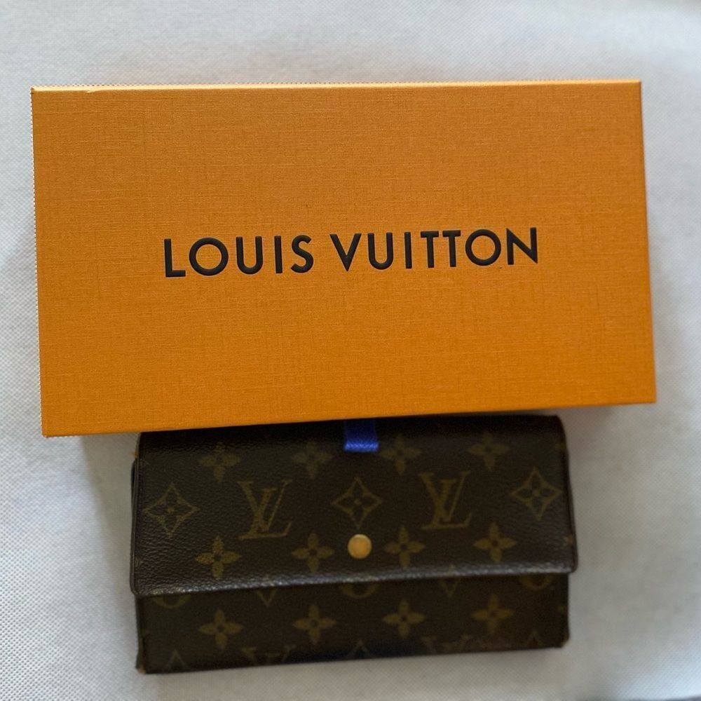 Auth Louis Vuitton Sarah wallet. Thais wallet comes with a snap pocket inside